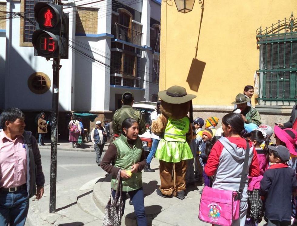 Niños adquieren conocimiento sobre las señales de tránsito