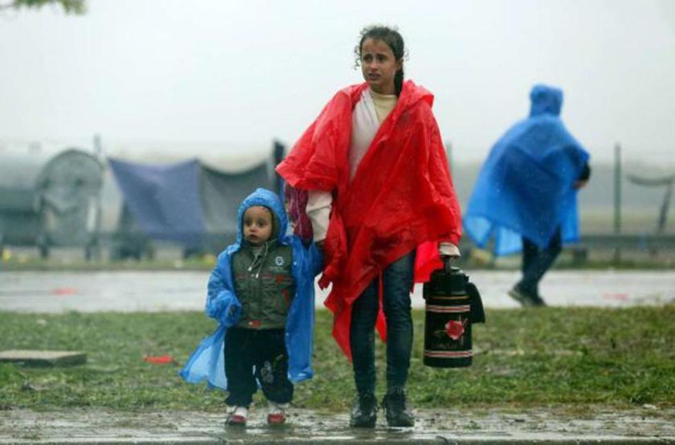 Refugiados quedan bajo la lluvia entre Serbia y Eslovenia