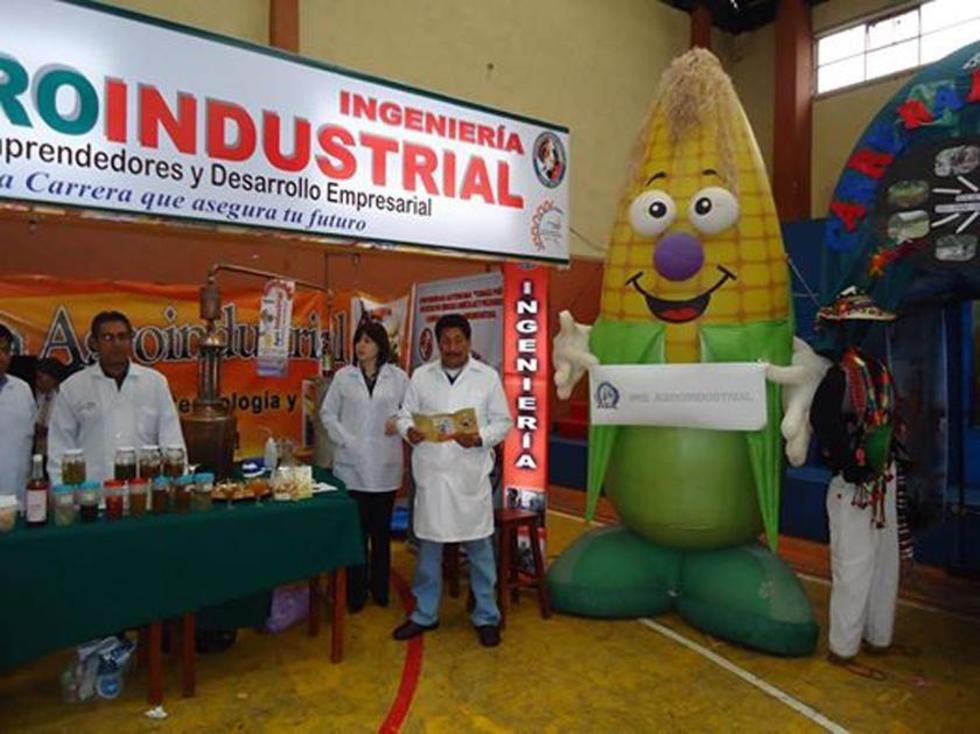 La UATF organiza feria para promocionar sus carreras