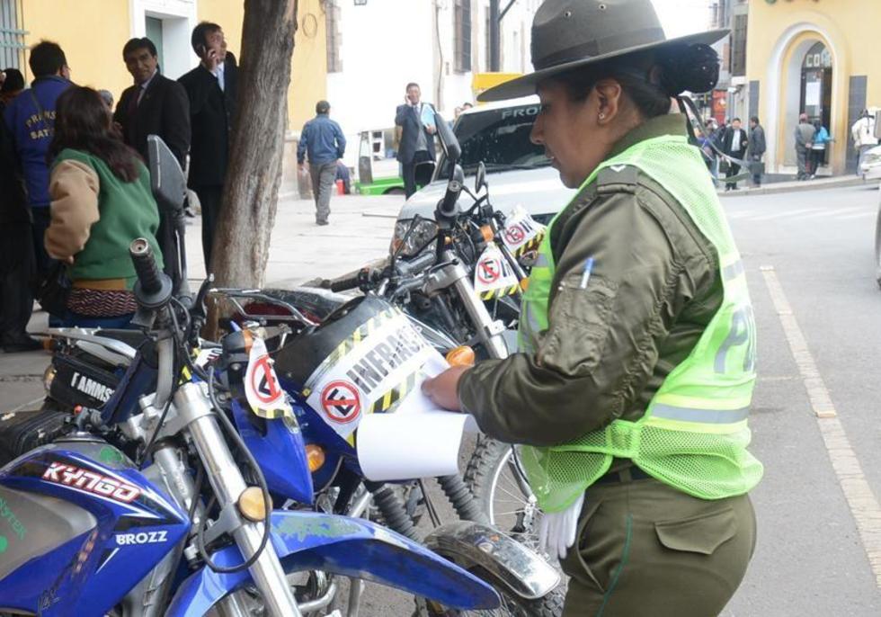 Agentes de parada  controlan parqueo