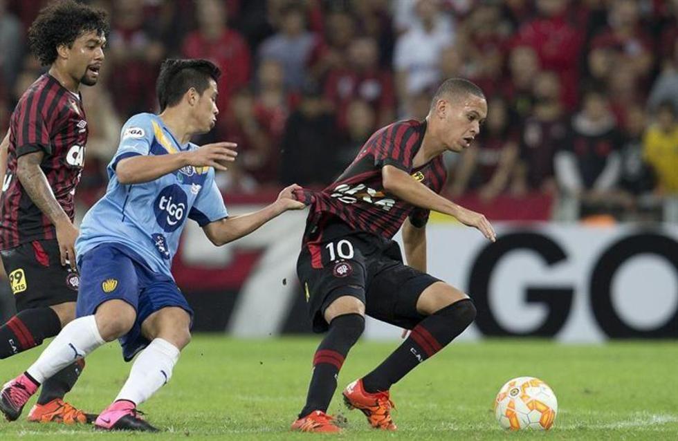 Atlético Paranaense gana a Luqueño con un gol polémico