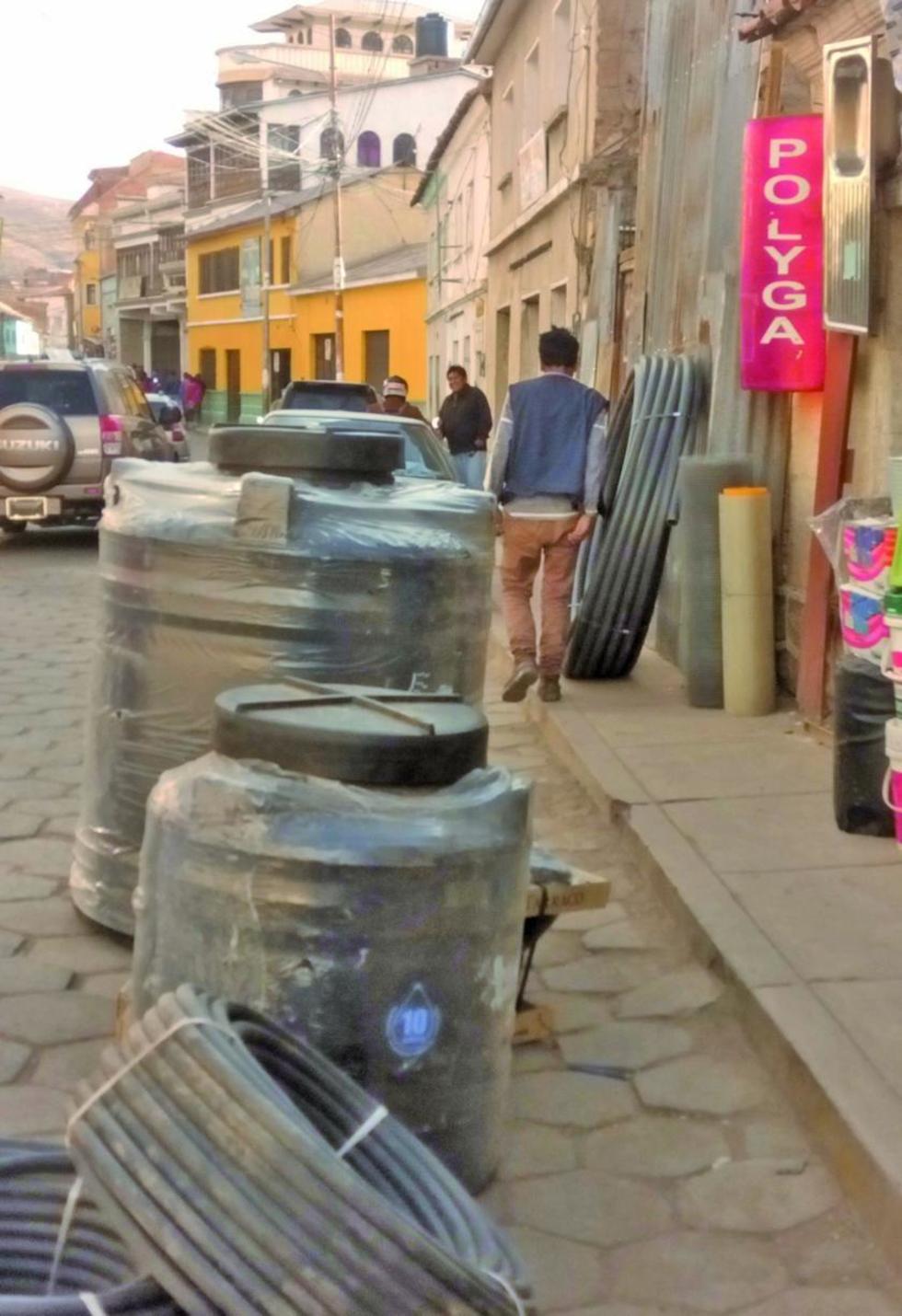 Piden retirar materiales que copan acera en la Chayanta