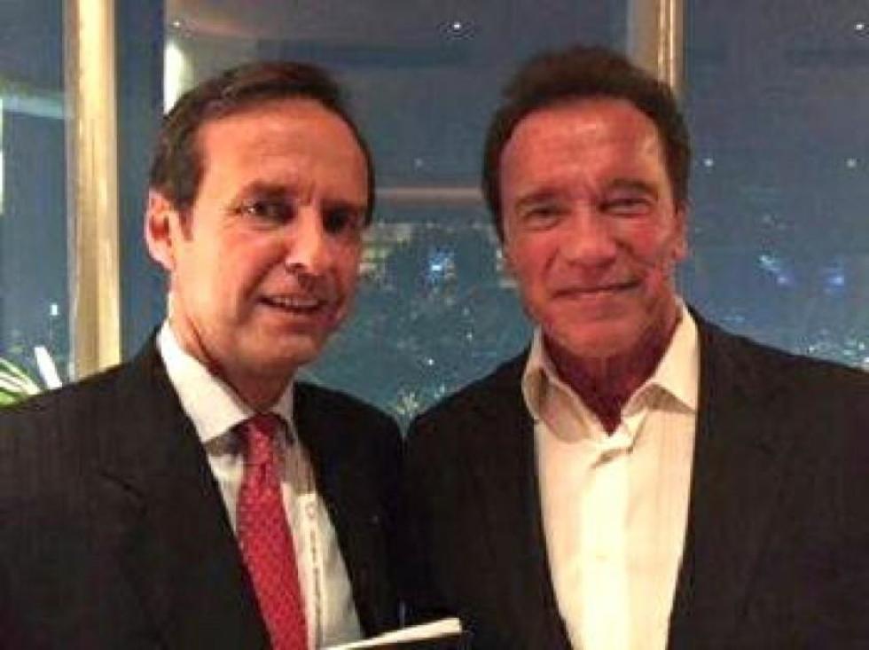 Jorge “Tuto” Quiroga entrega el Libro del Mar a Arnold Schwarzenegger