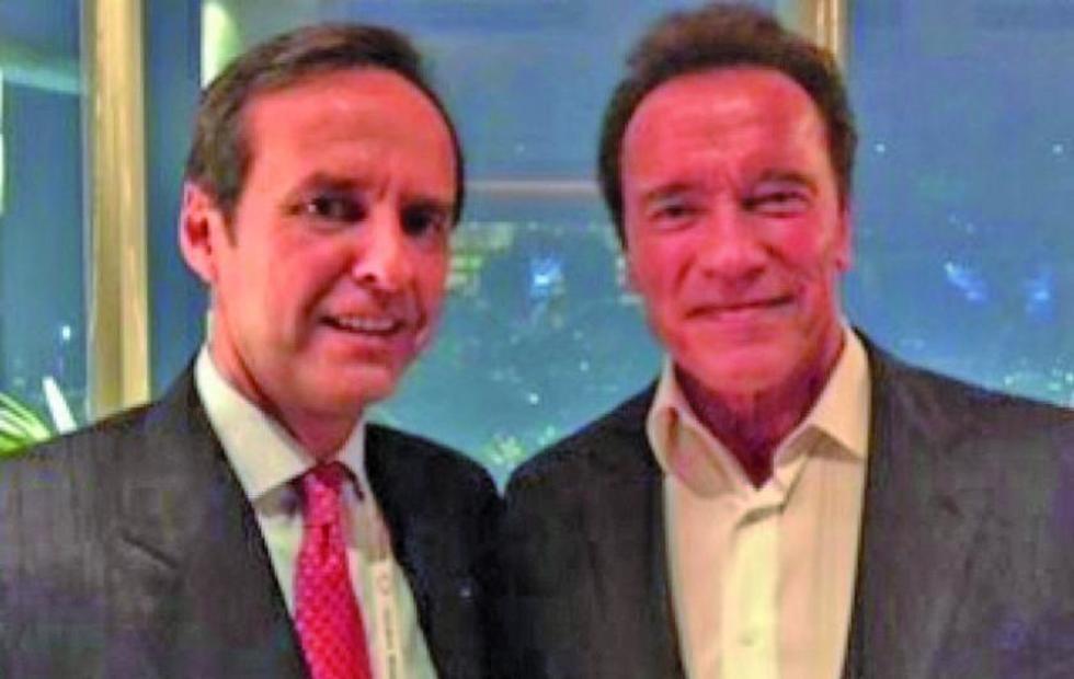 Entregan a Arnold  el Libro del Mar