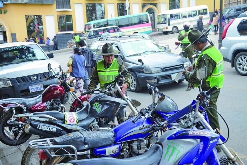 Tránsito usa grúas para despejar áreas donde está prohibido estacionar