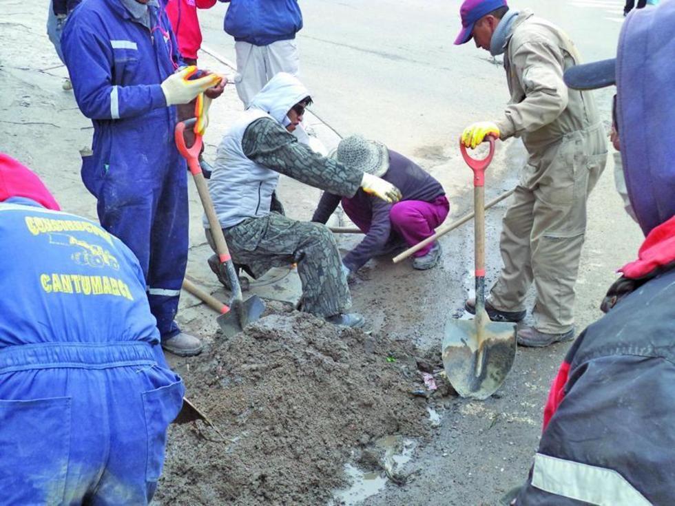 Trabajadores limpian las calles para evitar tapones
