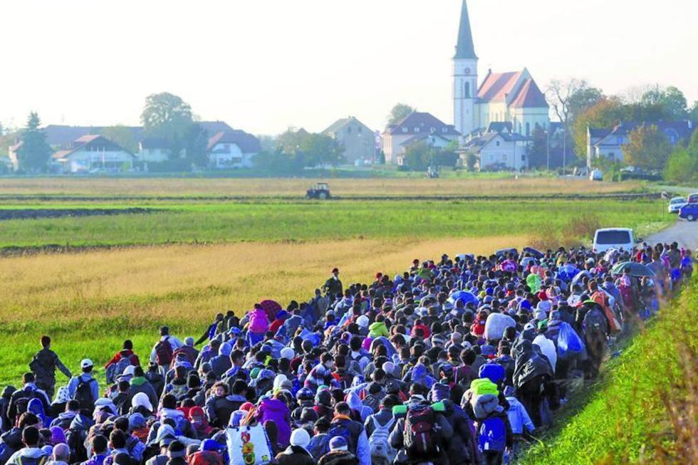 Austria pone valla fronteriza para ordenar a los refugiados