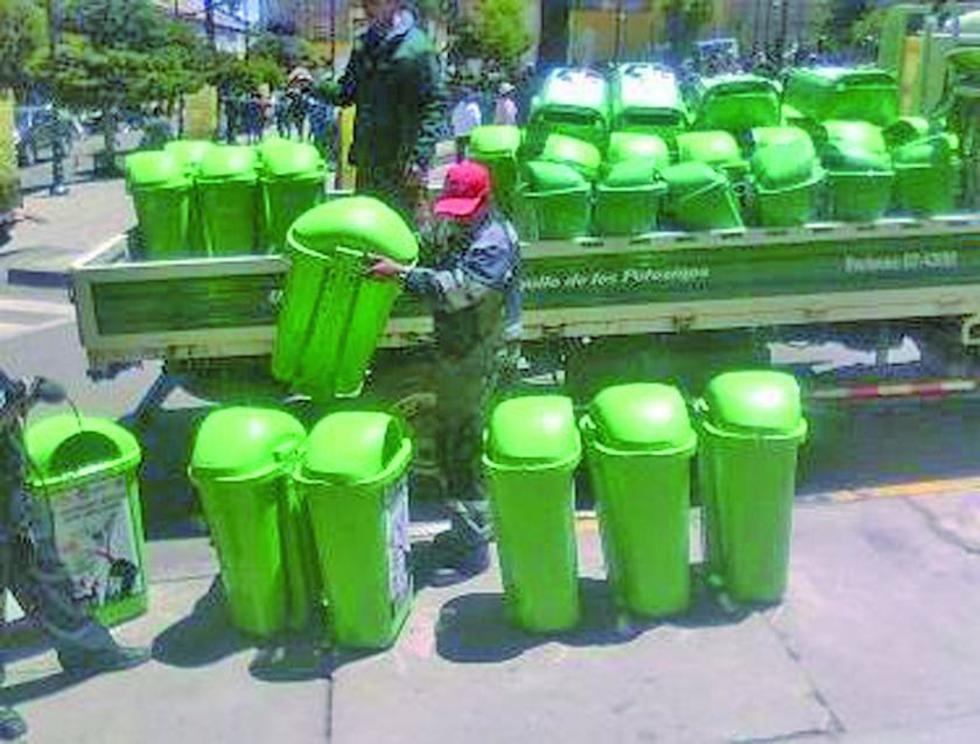 Entregan papeleros para colocar en la ciudad