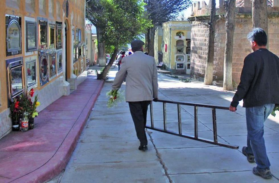 Cientos de personas visitaron ayer las tumbas de muertos