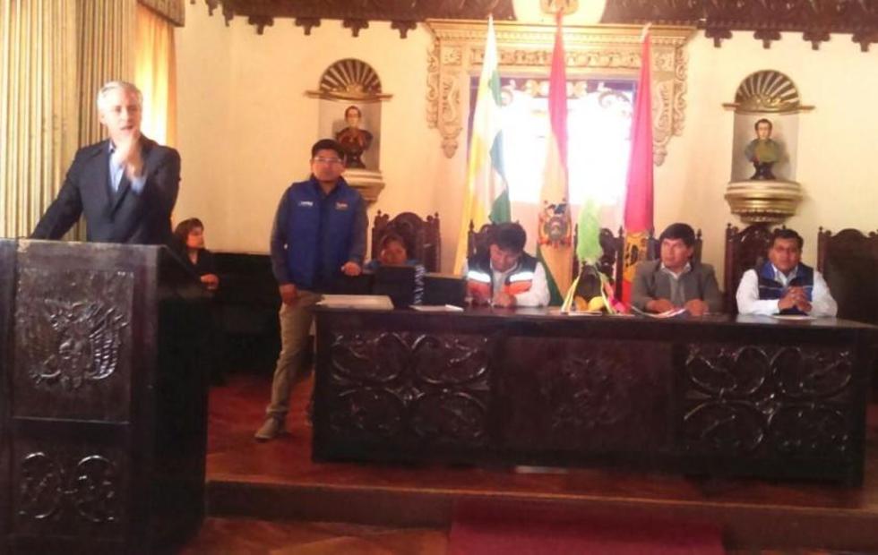 Entregan cheques del programa “Bolivia Cambia Evo Cumple” a los 40 alcaldes de Potosí