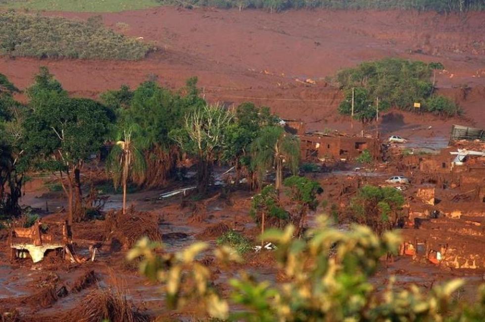 Deslizamiento de residuos mineros deja unos ocho muertos en Brasil