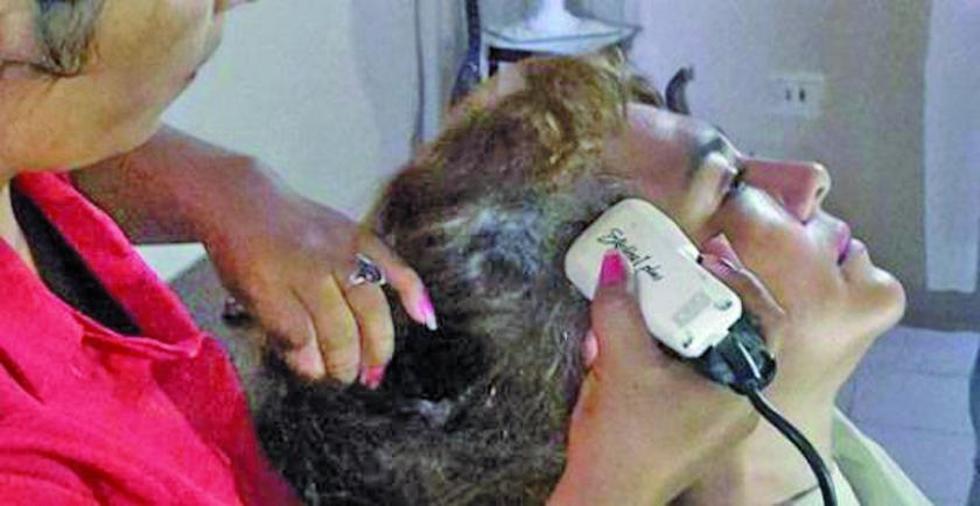 Esposa de Lens se rapa el cabello ante la "injusticia"