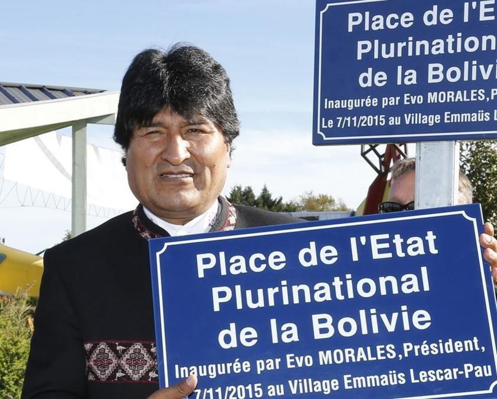 Evo regala busto de Bartolina a Francia