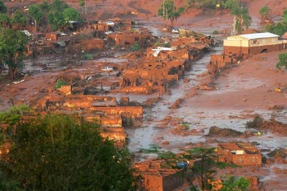 Hallan dos cadáveres más en la zona del vertido en Brasil 