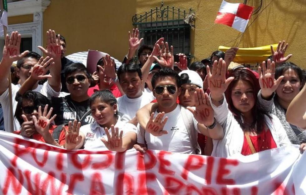 Protestas en desfile logran fastidiar a la Gobernación