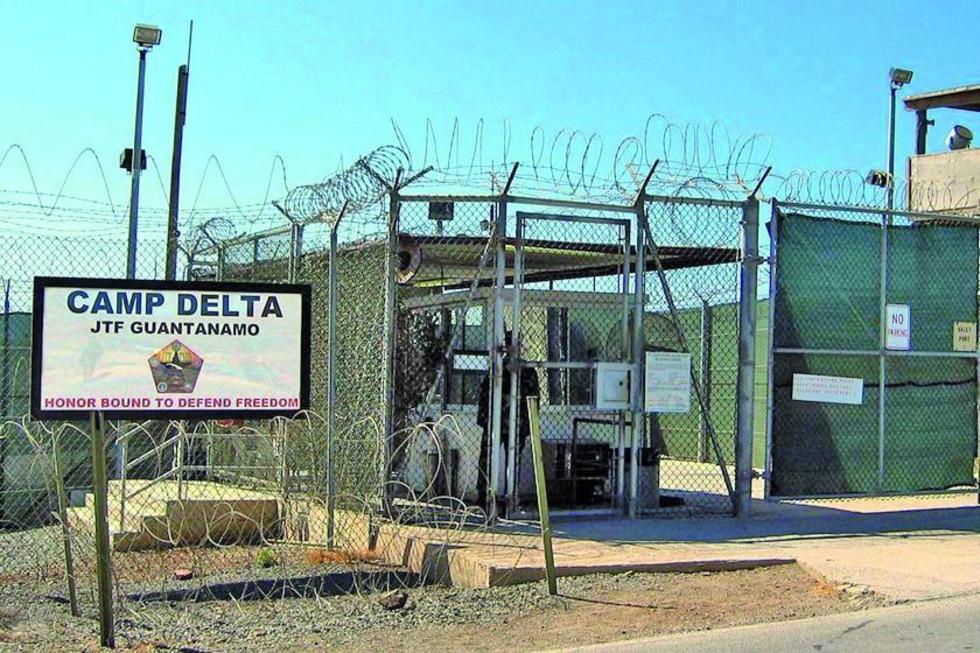 EE.UU. aprueba una ley que aún impide el cierre de Guantánamo