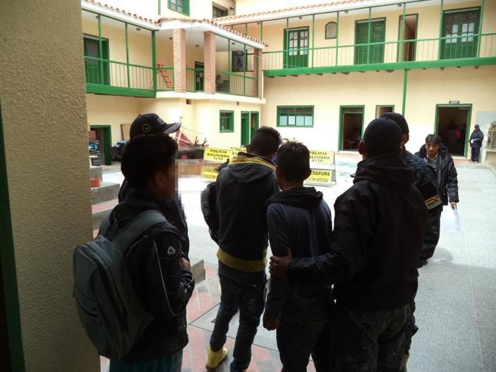 Estudiantes bebían en plena vía pública
