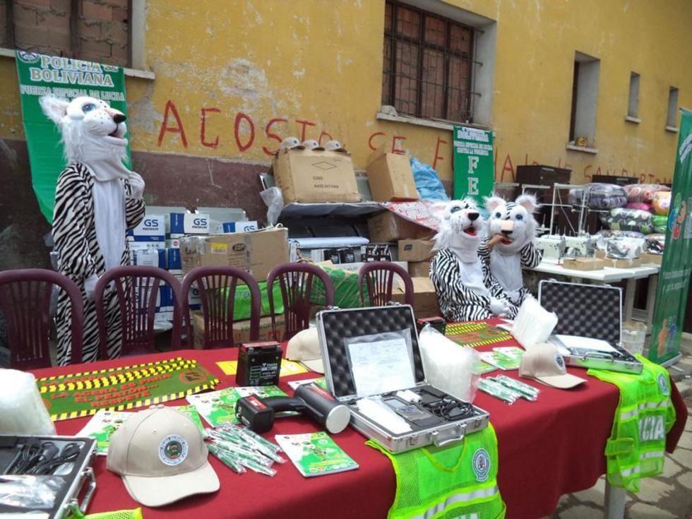 Alcalde entrega equipos y repuestos a la Policía valuados en Bs 668.563