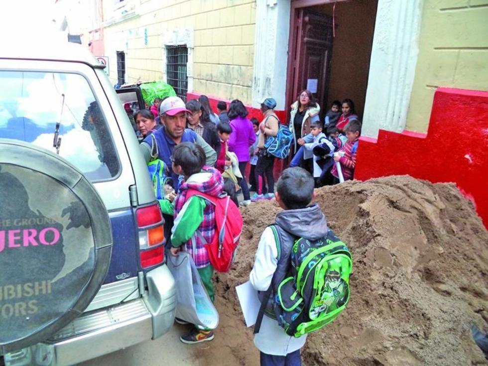 Una carga de arena impide el paso de alumnos  