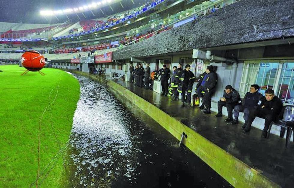 El clásico sudamericano se posterga por la lluvia