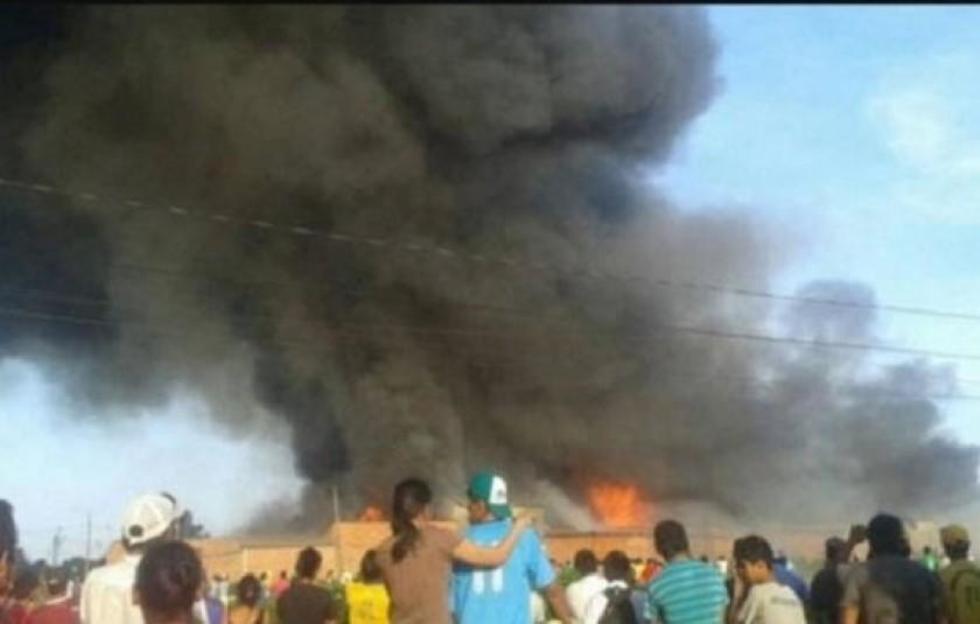 Bomberos logran controlar incendio que consumió el 95% del mercado en Trinidad