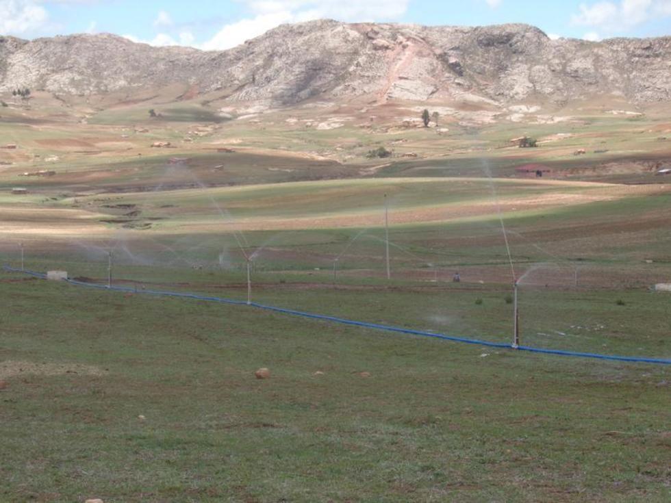 Cejas entrega un sistema de riego en Pampas de Ravelo