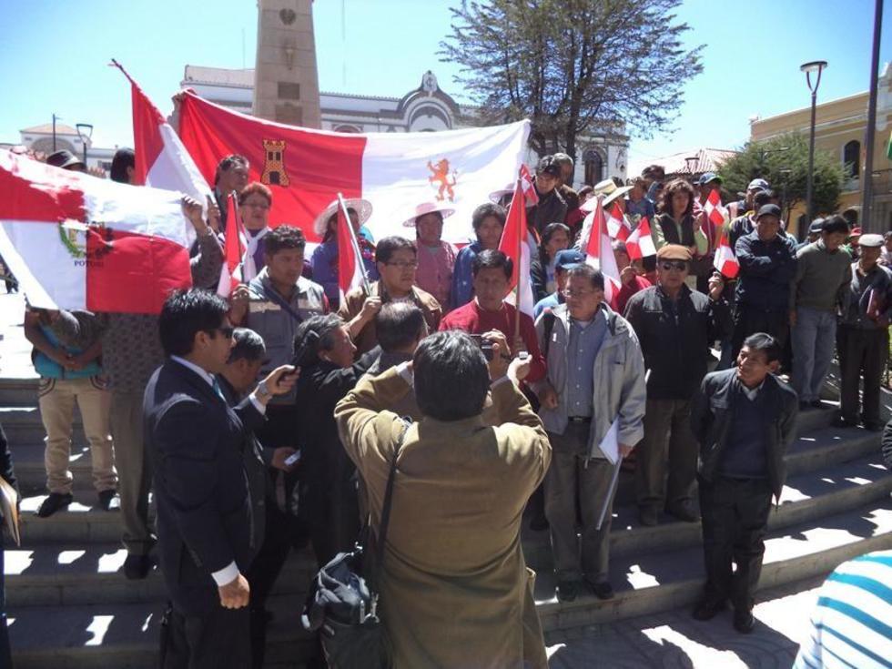 Potosinos desarrollan un acto de desagravio  a la bandera potosina