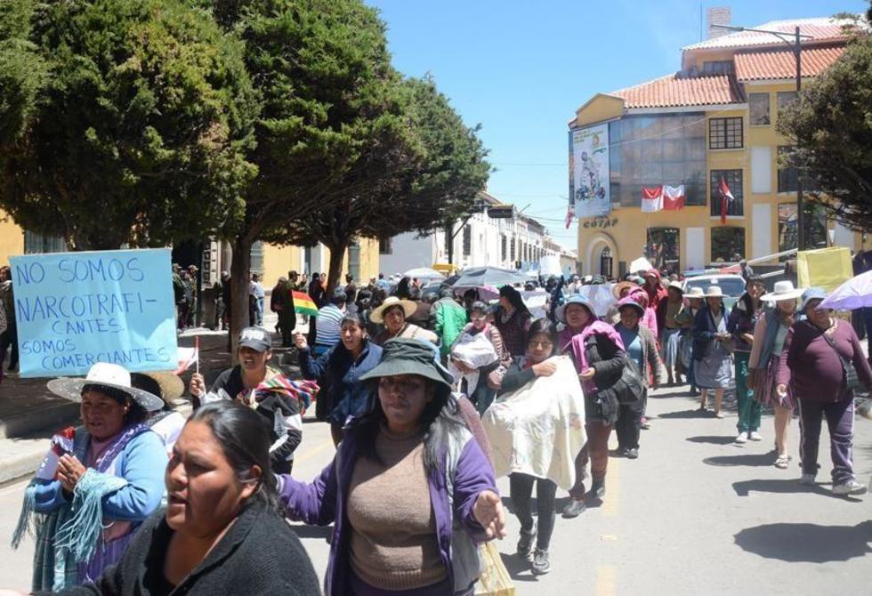 Los comerciantes de ropa usada marchan en Potosí