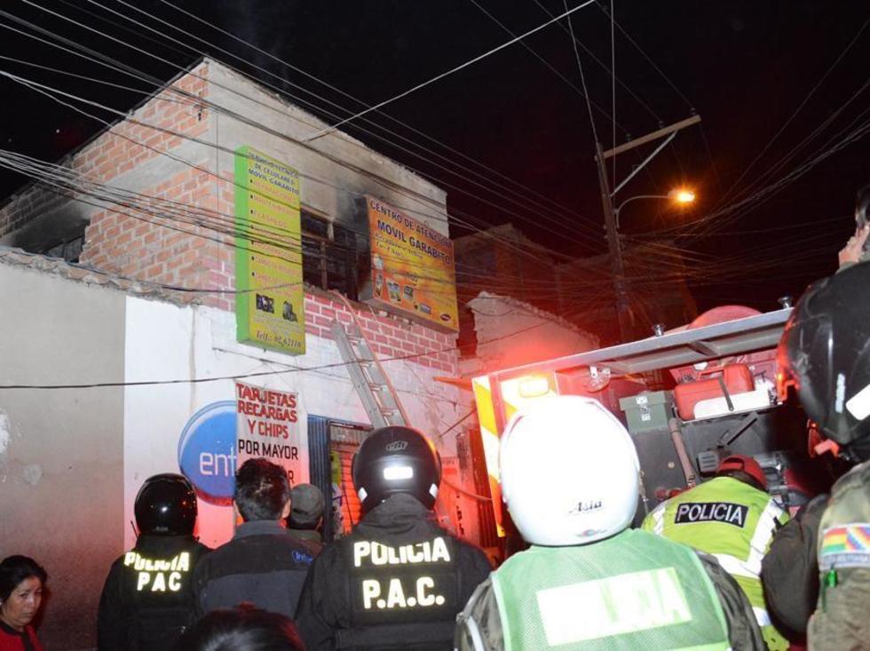 Una tienda de venta de celulares ardió anoche