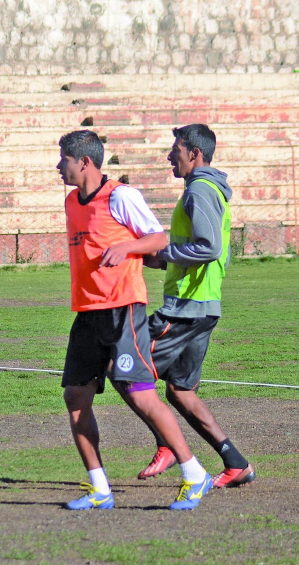Gilbert Álvarez se convierte en una  alternativa para el DT Oscar Sanz 