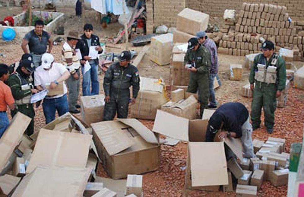 Contrabandistas lanzan mercadería para escapar de efectivos policiales