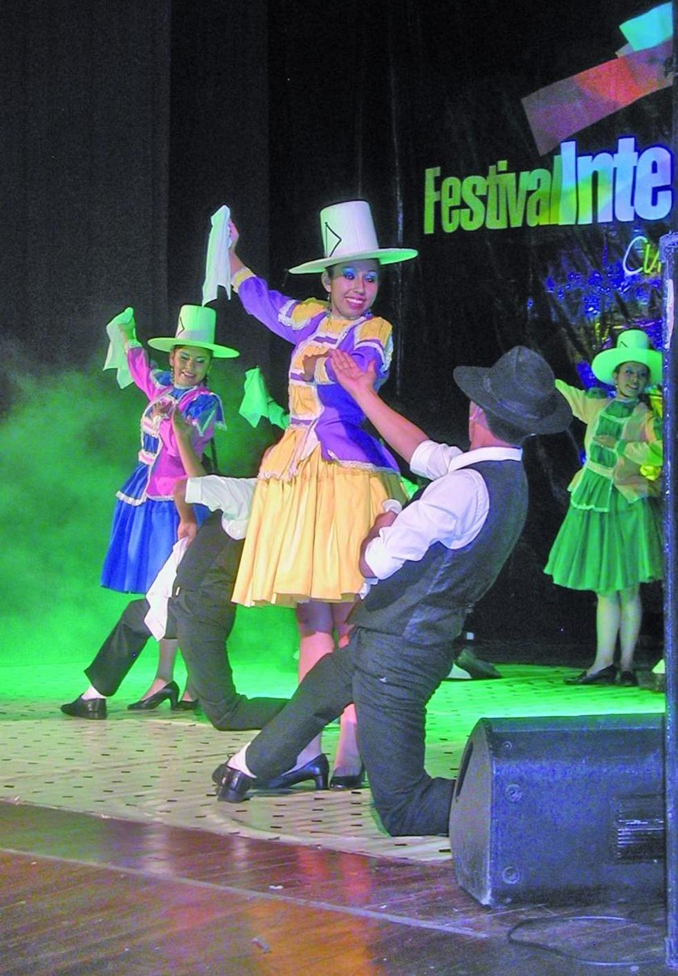 Expertos en escena bailaron mostrando valor de la cueca