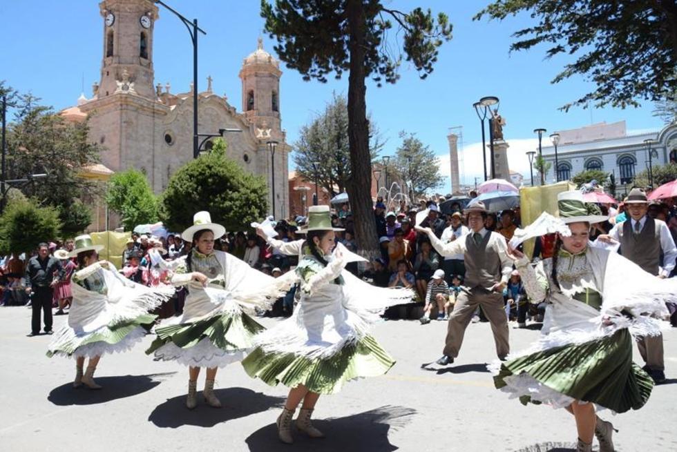 Con baile y la vestimenta revalorizan la Cueca y la linda Chola potosina