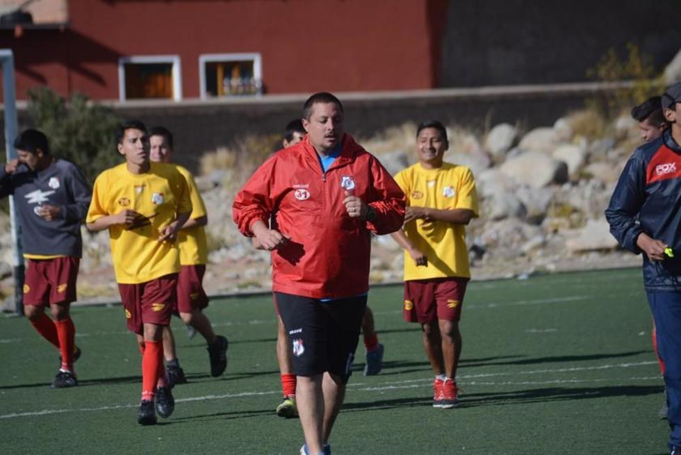 Nacional Potosí definirá hoy la continuidad del técnico David de La Torre