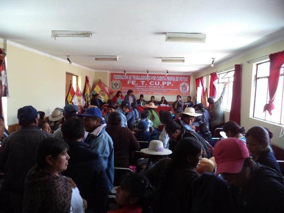Vendedores desafían al alcalde y deciden vender en las calles