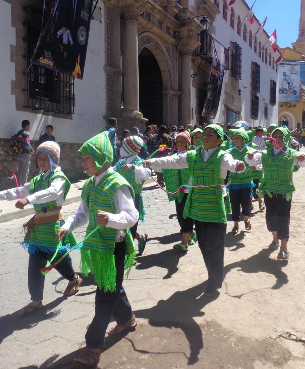 Los niños salen a bailar anunciando la Navidad 