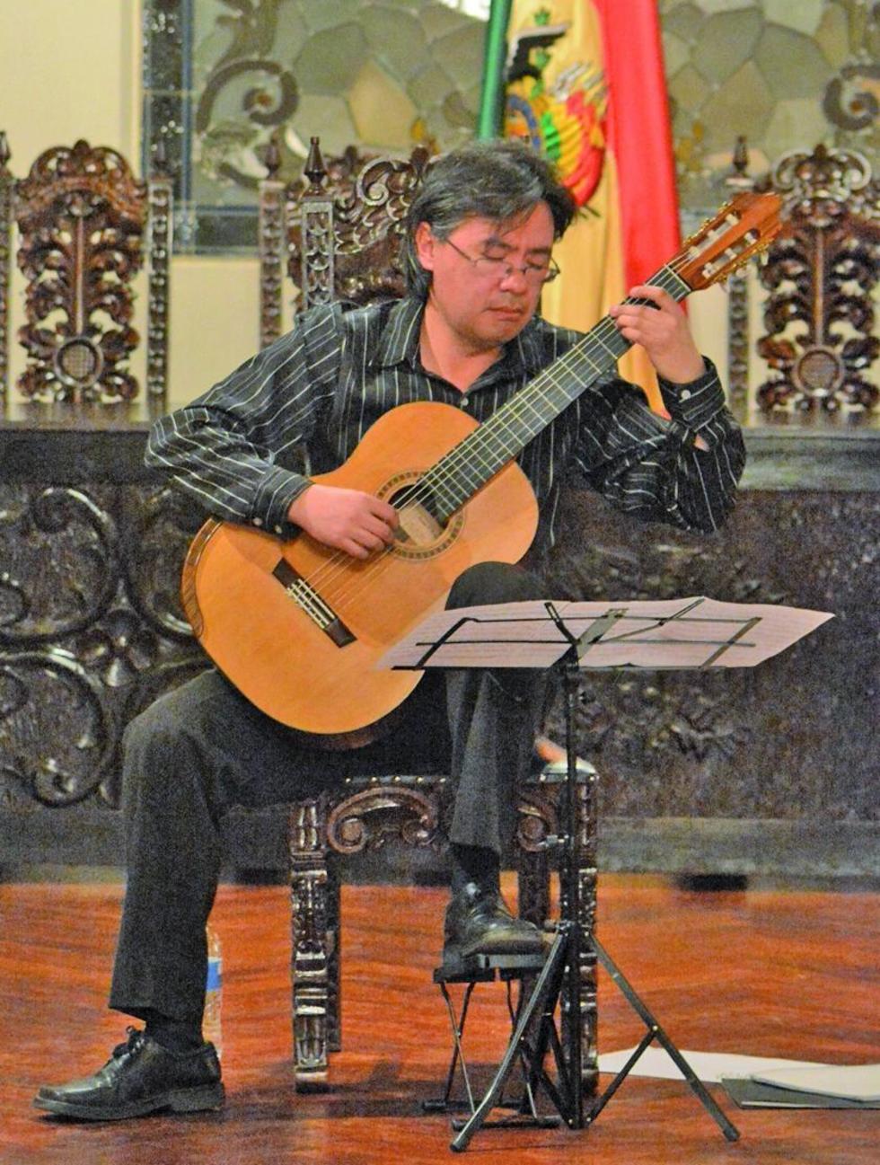 Guitarrista Héctor Osaky presenta un gran recital