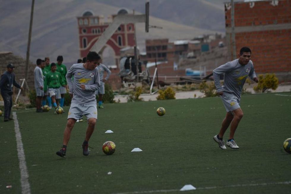 La banda roja trabaja en el control de balón