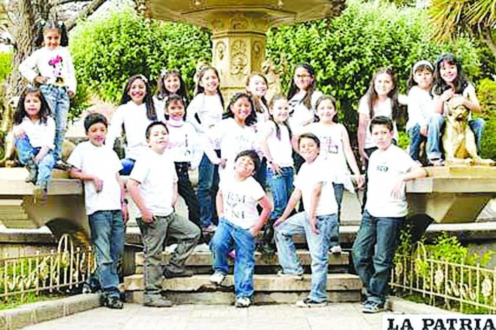 Coral prepara un concierto con niños invidentes