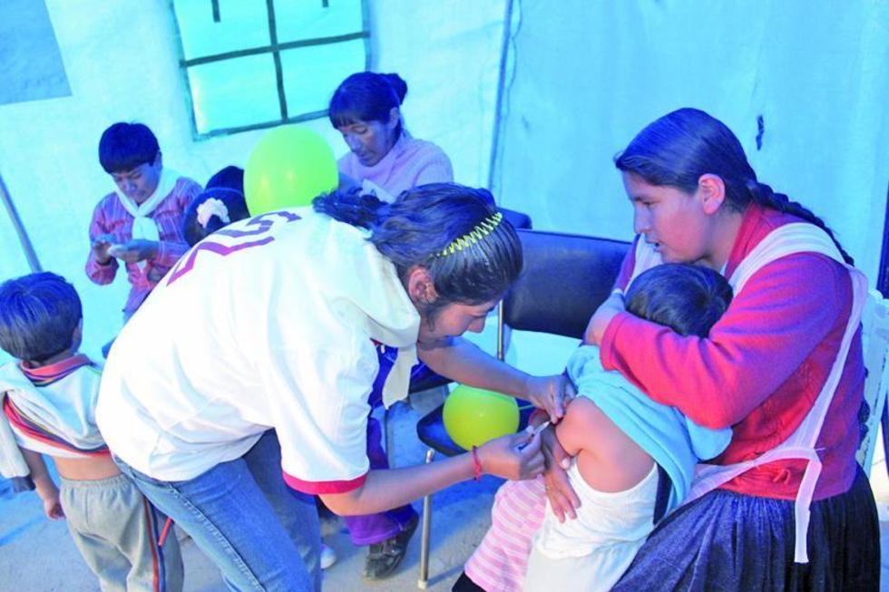 Vacunan contra el sarampión a niños