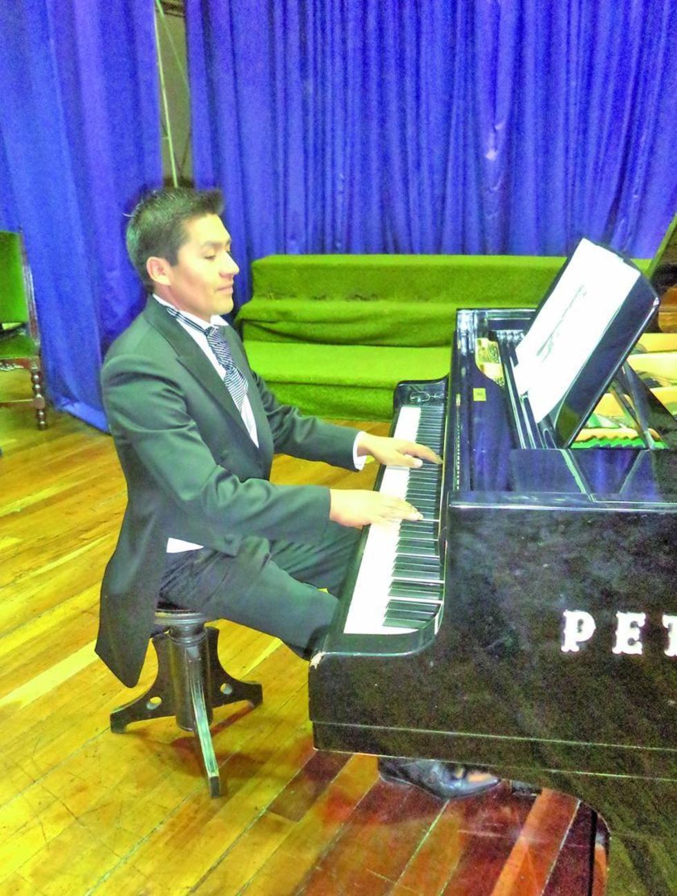 Huata brinda un concierto de piano clasíco y nacional