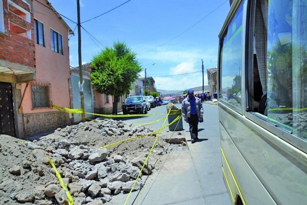 Una excavación impide el paso de la gente