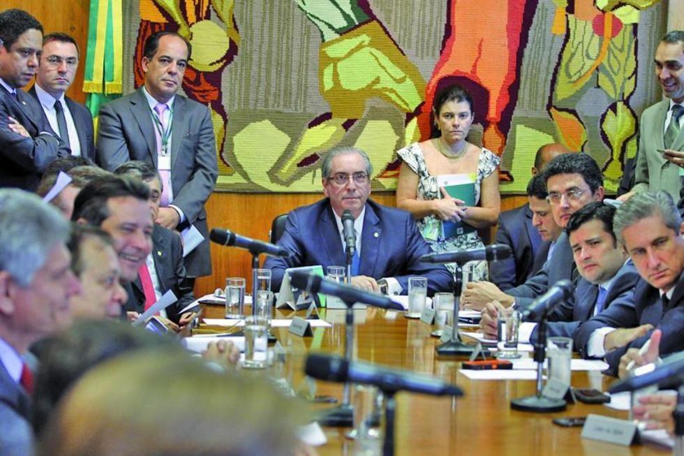 La presidenta de Brasil prepara defensa contra el juicio político