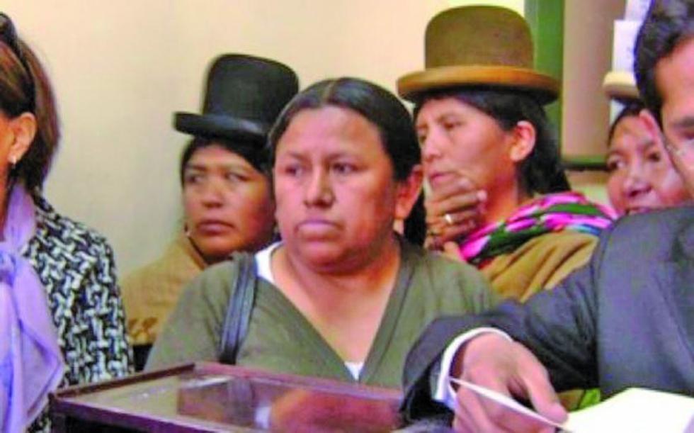 Achacollo dice que ve presión para que la citen a declarar