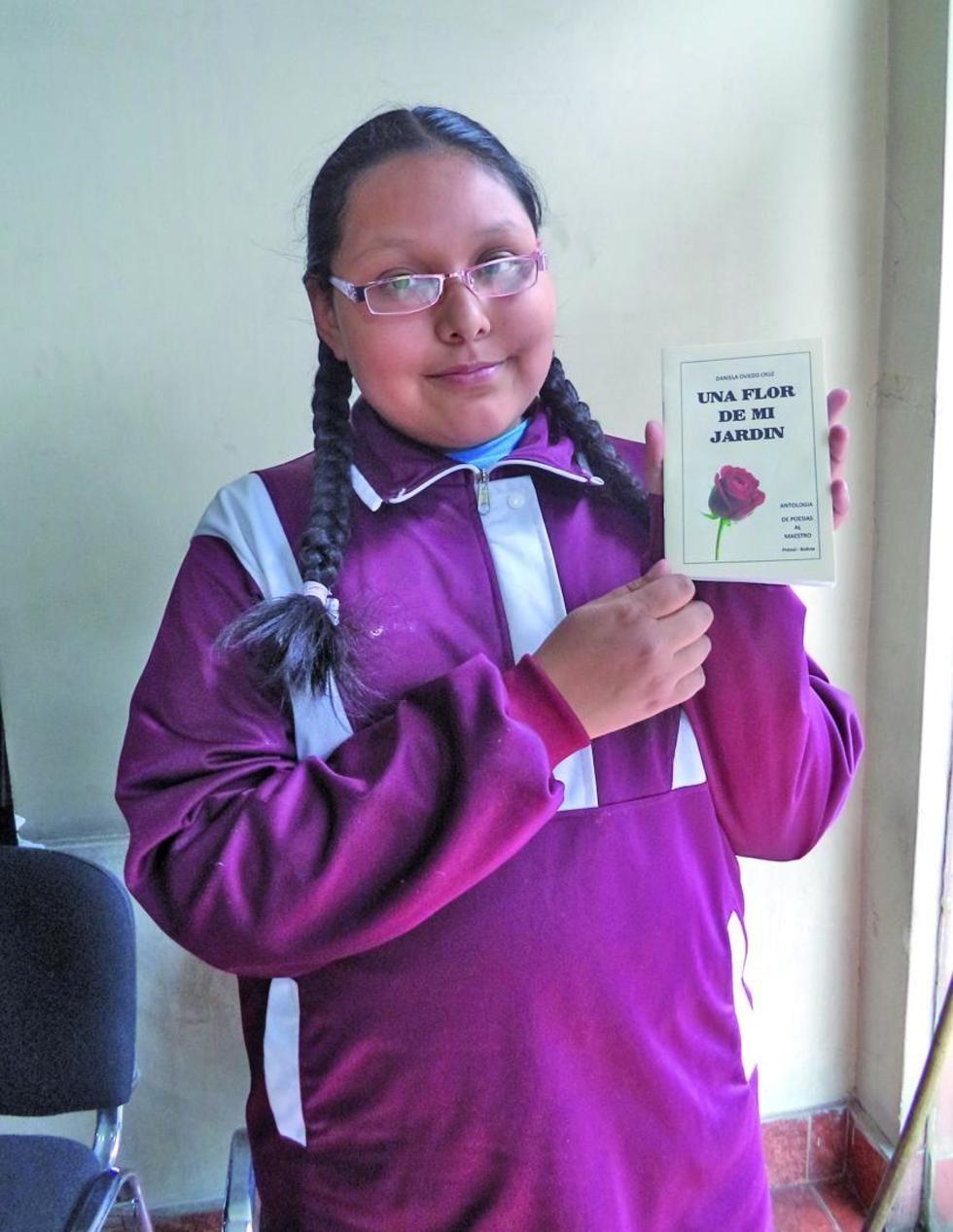 Estudiante saca antología de poesías para el maestro
