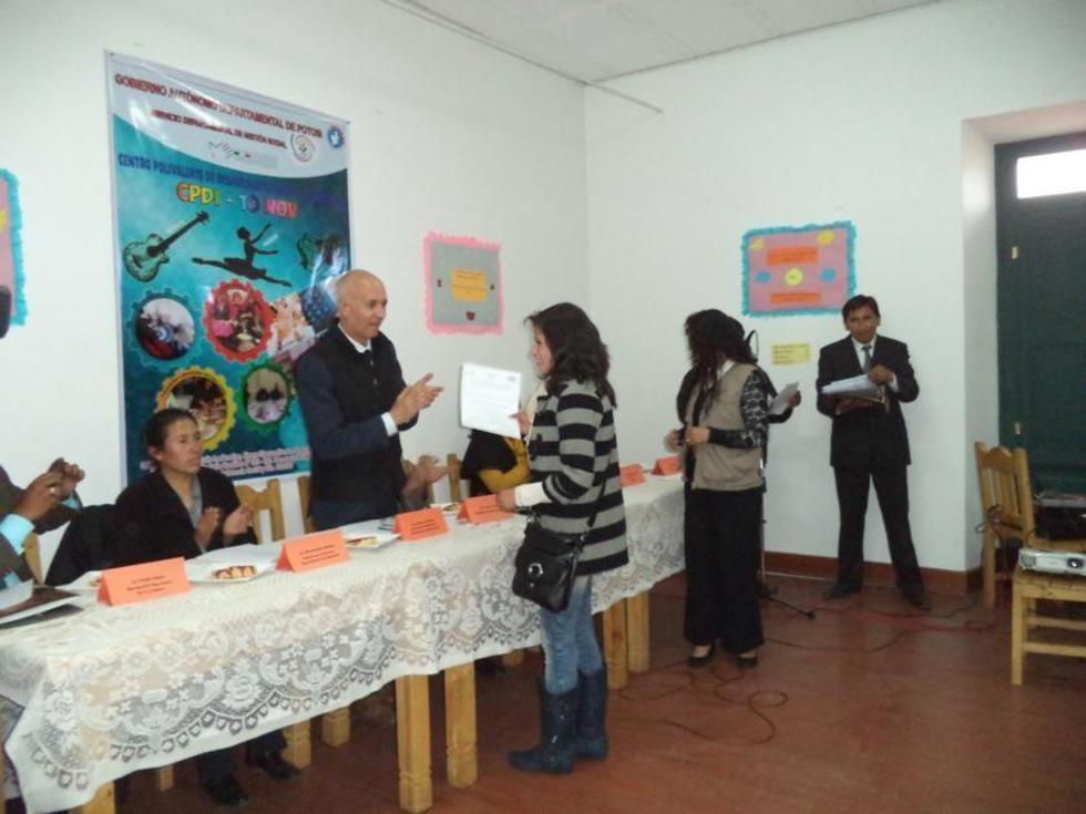 Embajador de Italia entrega certificados de proyecto de formación