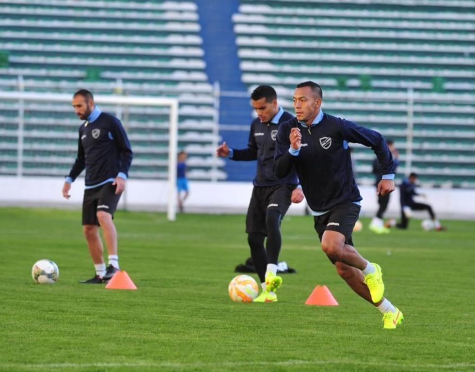Bolívar busca la punta del torneo 