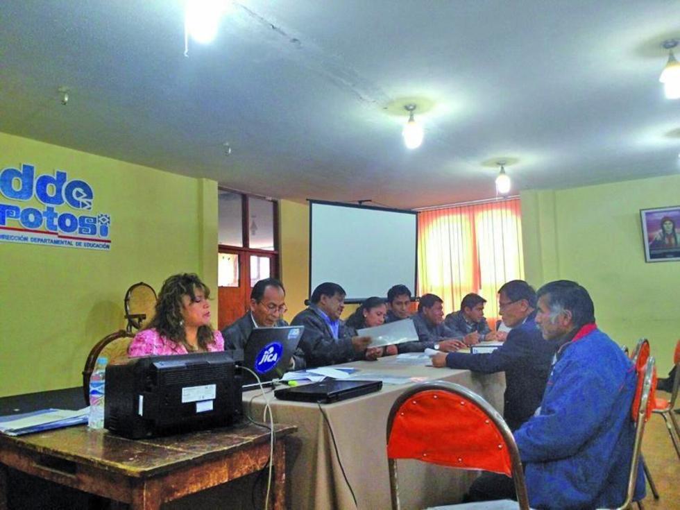 Revisan expedientes de postulantes a los cargos educativos