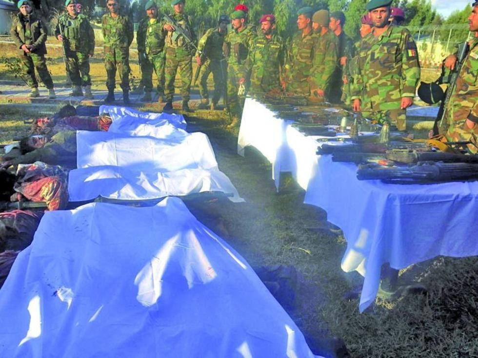 Ataque talibán en aeropuerto de Afgatistán deja 49 muertos
