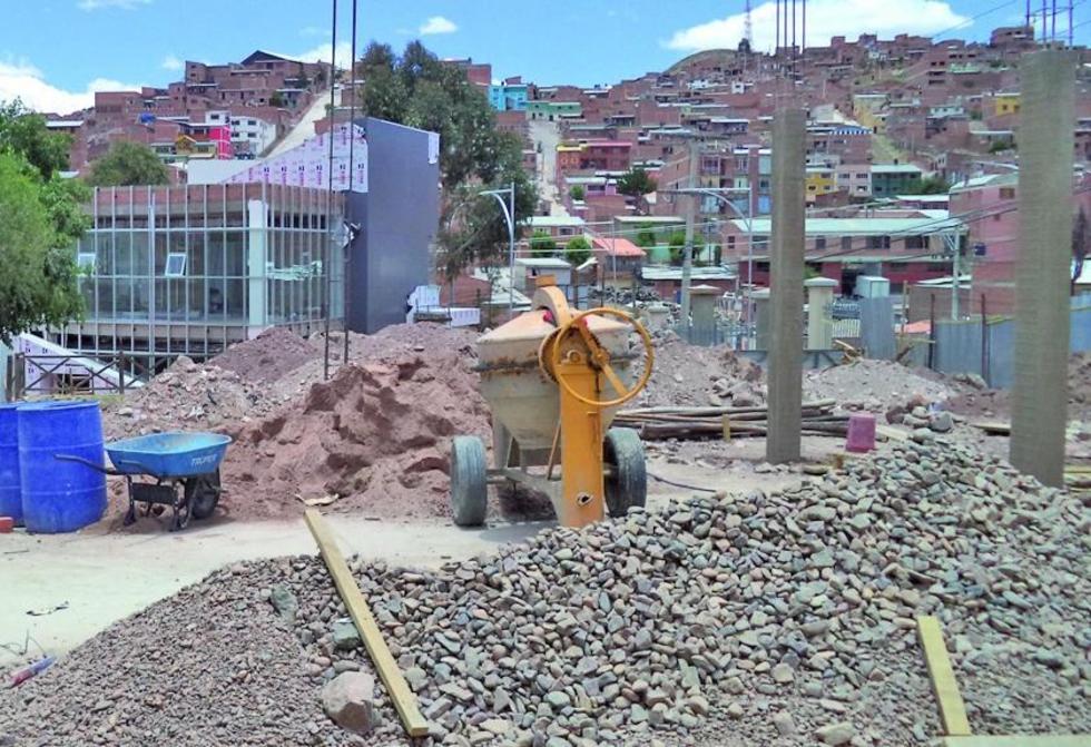 Avanzan obras de la nueva farmacia